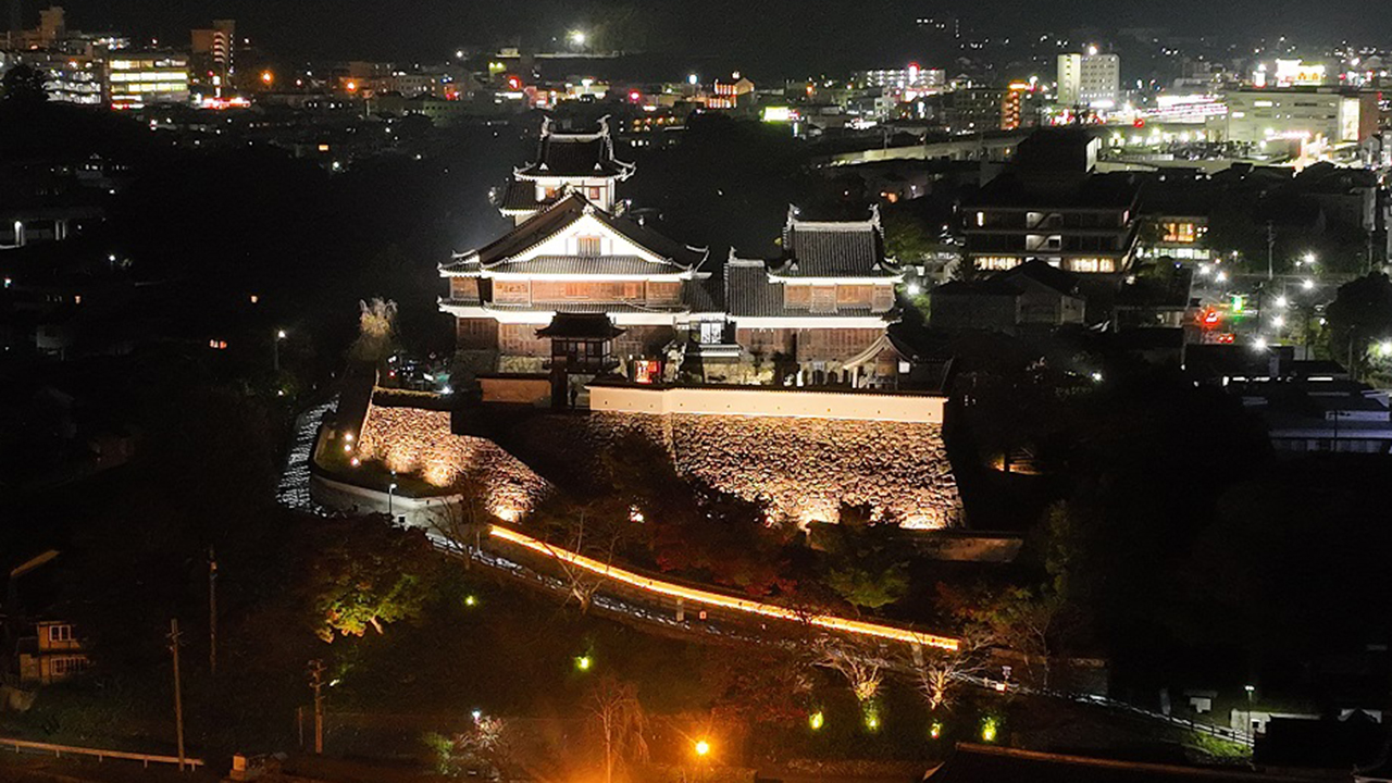 竜王戦第4局の舞台「福知山城」 昼とライトアップされた光景を空撮…明智光秀が築城 : 読売新聞