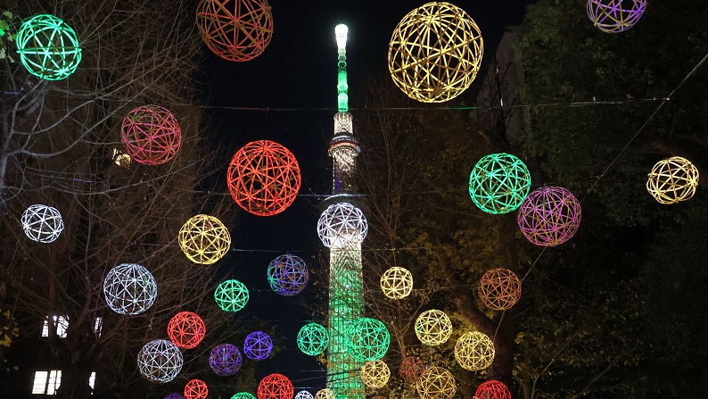 スカイツリーと競演 竹製オブジェがライトアップ 牛嶋神社 読売新聞オンライン