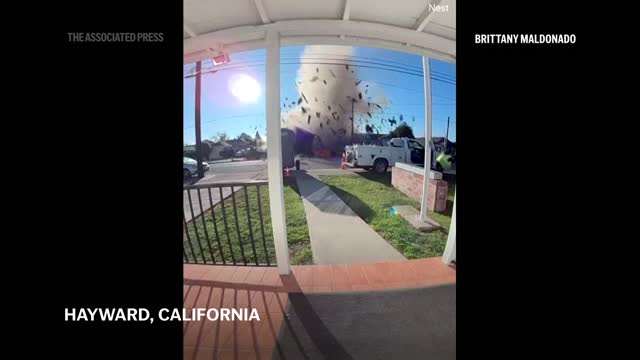 ガス爆発で住宅粉砕…米カリフォルニア州、ドアベルカメラの映像 : 読売新聞