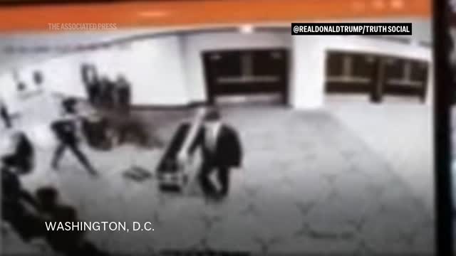 【#動画】ホワイトハウス記者協会主催の夕食会会場近くで発砲の容疑者
検査場所を走り抜けて突破…トランプ氏が監視カメラ映像公開   
 
#ニュース動画